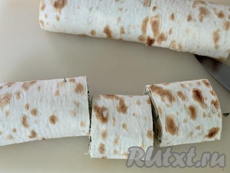 Затем каждую часть рулета разрезать на 4 части, у нас получатся 8 рулетиков.