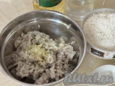 Лук тоже пропустить через мясорубку, добавить к рыбному фаршу, всыпать соль и чёрный молотый перец по вкусу.