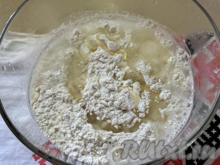 Сразу влить растительное масло. Перемешивать тесто сначала столовой ложкой, а когда тесто начнёт собираться в ком и его будет сложно перемешивать ложкой, тогда продолжить замешивать его руками. В начале замеса вода горячая, поэтому замешивайте тесто аккуратно, чтобы не обжечься.