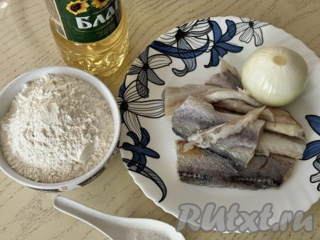 Подготовить продукты для приготовления пельменей с минтаем. Лук почистить. Можно сразу купить филе минтая в магазине. Я в этот раз купила тушки минтая, разморозила их, удалила хребет с костями и внутренностями, промыла, у меня получилось 270 грамм филе рыбы.