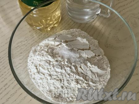 Прежде всего замесим тесто для рыбных пельменей. Для этого в достаточно объёмную миску нужно всыпать муку и соль.