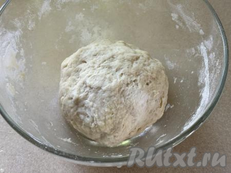 Тесто для пельменей в процессе замеса должно стать очень приятным в работе, практически не липнущим к рукам. Мука у всех разная, поэтому, если тесто у вас будет сильно липнуть к рукам, тогда добавьте немного муки. Если же тесто будет излишне забитым мукой, тогда добавьте немного воды, добиваясь нужной консистенции теста для пельменей.