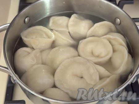 Как только рыбные пельмени всплывут, убавить немного огонь и варить минут 6-7.