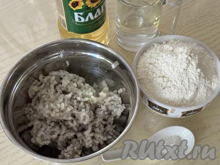 Поместить тесто в пакет и оставить на столе минут на 20. А пока тесто отдыхает, пропустить филе рыбы через мясорубку. Чтобы в фарше не было ни одной косточки, я советую перекручивать рыбу через мясорубку два раза.