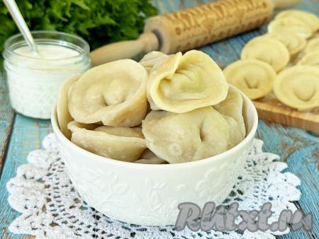 Аппетитные, нежные, сочные пельмени с минтаем разложить по тарелкам и, дополнив сметаной, подать к столу.