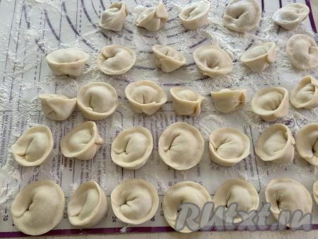Скрепить края теста над начинкой из минтая, формируя пельмени любой формы. Тесто, оставшееся после вырезания кружков, ещё раз раскатать и тоже сформировать рыбные&nbsp; пельмени. Всего я сформировала 35 штук. Часть пельменей я заморозила, выложив пельмени в один слой на припылённую мукой доску и отправив в морозилку. Как только пельмени замёрзнут, их можно перекладывать в целлофановый пакет, хранить в морозилке и использовать по мере необходимости.