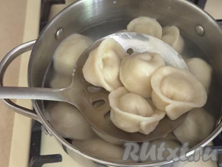 С помощью шумовки достать готовые пельмени.