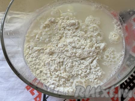 Влить в муку горячую воду (температура воды должна быть примерно 70-80 градусов).
