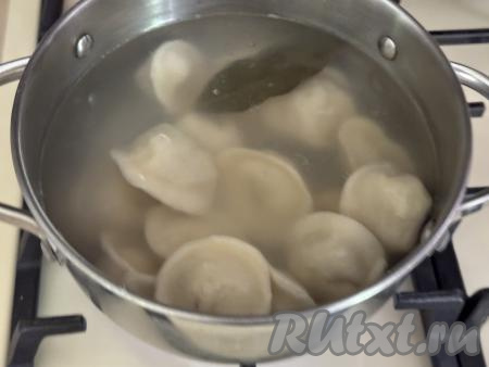 Выложить свежеслепленные (или замороженные) рыбные пельмени в кипящую воду.