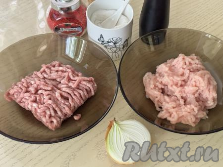 Подготовить продукты для приготовления люля-кебабов из свинины и курицы на мангале. Куриное филе и мякоть свинины промыть водой, обсушить, а затем пропустить через мясорубку. Лук очистить.
