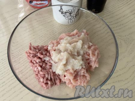 В глубокую миску выложить фарш, получившийся из куриного филе и свинины. Очищенный лук тоже пропустить через мясорубку, выложить в миску с фаршем.