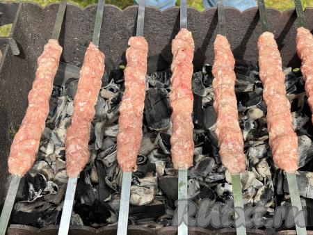 Хорошо разогреть угли в мангале. Угли должны быть "седыми", раскалёнными, но прямого огня быть не должно. Выложить шампуры с люля на мангал. Жарить люля-кебабы из свинины и курицы минут 12-15, часто переворачивая и следя, чтобы мясо равномерно приготовились. Продолжительность приготовления во многом зависит от жара углей вашего мангала.