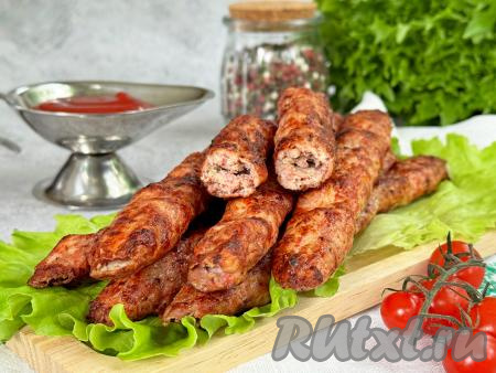 Аппетитные, очень вкусные, сочные люля-кебабы, приготовленные из свинины и курицы, подать к столу горячими, прямо с мангала, дополнив любимым соусом.