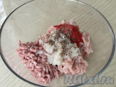 К фаршу с луком добавить соль и специи по вкусу (в качестве специй я добавила чёрный молотый перец и 1 чайную ложку молотой паприки, вы можете использовать свои любимые специи для мяса).