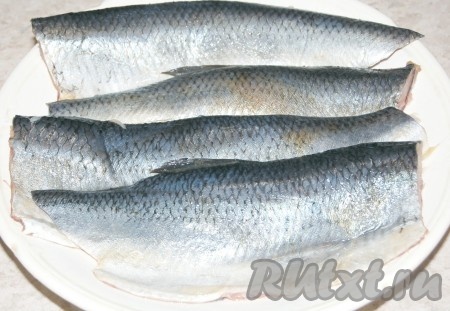 Отрезать голову, выкинуть внутренности. Кожу не снимать. Разделать рыбу на филе. По возможности вытащить косточки.