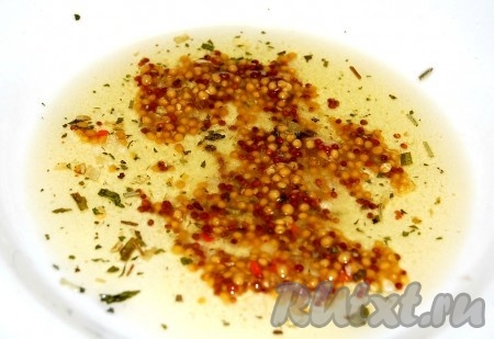 Приготовить смесь для смазывания (обмакивания) филе сельди. Для этого соединить в тарелке подсолнечное и оливковое масло, зерновую горчицу и соль со специями. Размешать все, чтобы получилась однородная масса.