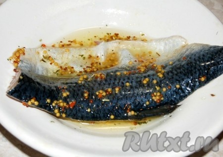  Филе селедки тщательно обмакнуть в полученном соусе с каждой стороны.