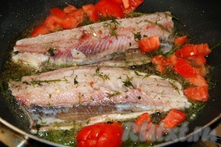 Селедку также разделать на филе, посолить, также раскалить сковородку с маслами. Выложить селедку на сковороду, и сразу же добавить к ней нарезанный мелко укроп и нарезанные небольшими кубиками помидоры.