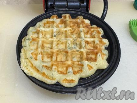 Закрыть створки вафельницы, выпекать вафлю с сыром и зеленью до золотистого цвета (минуты 3-4). Продолжительность выпечки во многом зависит от мощности вафельницы. Готовую вафлю переложить на тарелку.