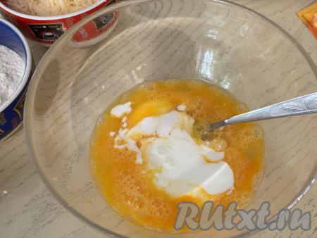 Яйца взбить вилкой до однородности, затем влить кефир, хорошо перемешать.&nbsp;