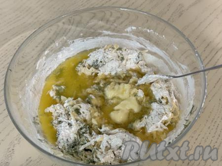 В получившееся сырное тесто для вафель влить остывшее растопленное сливочное масло.&nbsp;