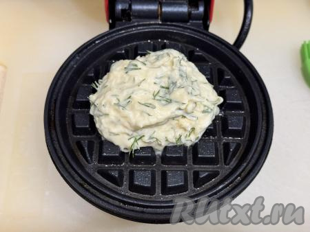 Разогреть вафельницу. С помощью силиконовой кисточки смазать створки вафельницы растительным маслом. Выложить 1,5 столовых ложки сырного теста в центр створки вафельницы.&nbsp;