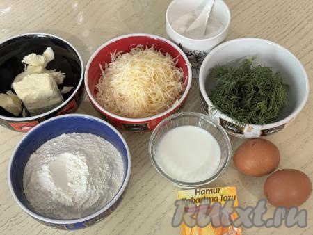 Подготовить продукты для приготовления вафель с сыром и зеленью в вафельнице. В качестве зелени я взяла укроп, но подойдёт, например, и петрушка. Укроп (или другую свежую зелень) промыть водой, обсушить. Сыр можно взять как твёрдый, так и полутвёрдый, его нужно будет натереть на крупной тёрке. Сливочное масло растопить (я растопила в микроволновке), дать ему остыть.