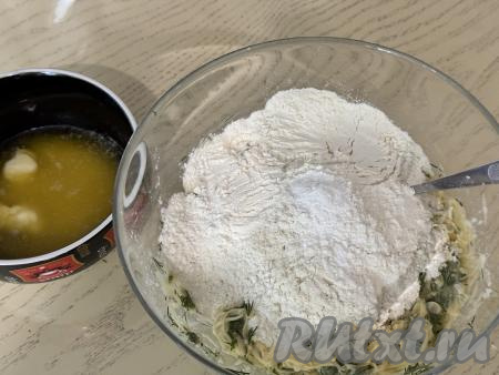Всыпать весь разрыхлитель и 100 грамм муки, перемешать.&nbsp;
