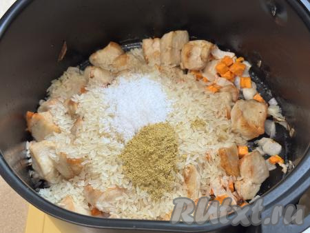 Всыпать рис в чашу, добавить соль и специи по вкусу.&nbsp;