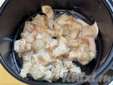 Выставить температуру аэрогриля на 180 градусов, время - 10 минут. Готовить кусочки курицы в закрытом аэрогриле до звукового сигнала.