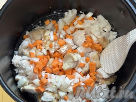 После того как прозвучит звуковой сигнал, к обжаренному мясу добавить нарезанные морковку и лук, перемешать, готовить в аэрогриле 10 минут при 180 градусах.