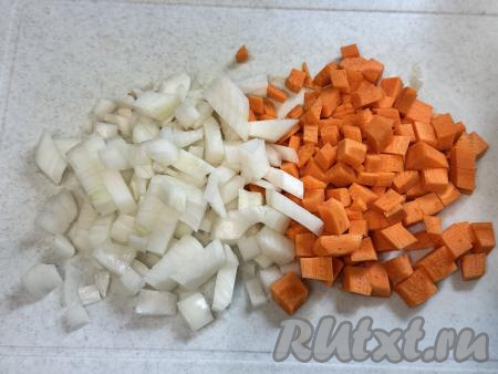 Пока готовится мясо, морковь и лук нарезать на небольшие кубики.