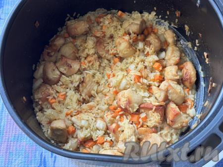 Готовность блюда проверяйте по рису, он должен стать мягким, вода должна впитаться. У меня рис был готов через 45 минут. Если рис готов, перемешать блюдо и можно доставать из аэрогриля. Продолжительность приготовления во многом зависит от мощности аэрогриля. Если вода вся впиталась, а рис у вас ещё не готов, тогда долейте немного кипящей воды, перемешайте и готовьте ещё минут 5-10.