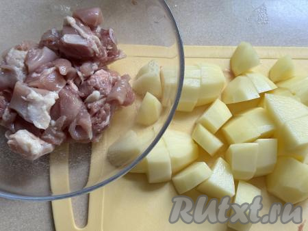 Филе куриных бёдер промыть водой, обсушить, нарезать на кубики с размером стороны примерно 2 сантиметра. Картошку нарезать на кубики с размером стороны ориентировочно 3 сантиметра.&nbsp;