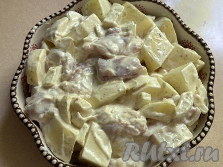 Переложить картошку с филе бёдер курицы в жаропрочную форму, накрыть фольгой и поставить в разогретую до 180 градусов духовку, запекать 1 час (до готовности картофеля, он должен стать мягким, легко прокалываться ножом).