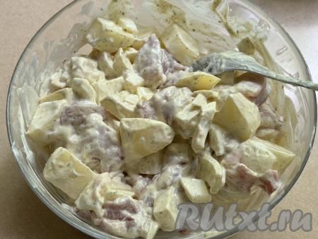 Перемешать картошку с куриным мясом, покрывая их сметаной и майонезом со всех сторон.&nbsp;