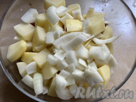 Соединить в миске картошку и филе куриных бёдер, добавить лук, нарезанный на четверть кольца (мелко нарезать не нужно).&nbsp;