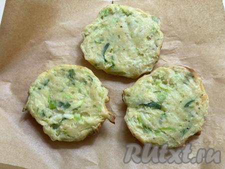 Перевернуть оладьи из кабачка и готовить ещё 5 минут при температуре 180 градусов. Готовые оладушки переложить на тарелку. Периодически перемешивая кабачковую массу, постепенно приготовить в аэрогриле все оладьи. Обычно из предложенного количества ингредиентов у меня получается 12-13 овощных оладий.