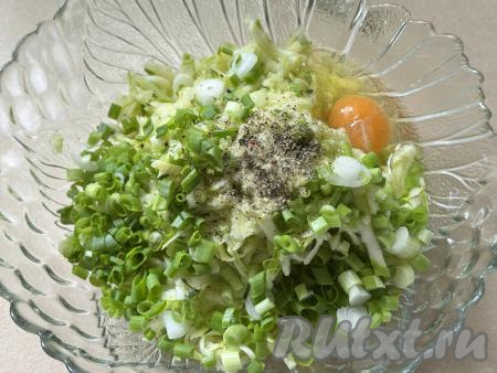 Всыпать соль и специи (в качестве специй я добавила чёрный молотый перец и соль, смешанную со специями).&nbsp;