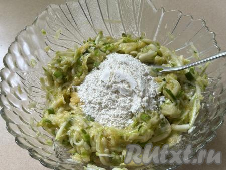 Перемешать массу, всыпать 3 столовых ложки муки, перемешать. Кабачковая масса должна получиться достаточно густой и вязкой. Если масса получилась жидковатой (многое зависит от размера яиц, качества муки и от того, настолько хорошо вы отжали кабачки от жидкости), тогда добавьте частями ещё немного муки, каждый раз полностью вмешивая её и контролируя густоту кабачковой массы. Как только тесто станет достаточно густым, не будет сильно растекаться в процессе приготовления оладий в аэрогриле, значит больше муку добавлять не нужно.