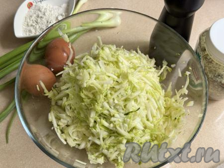 500 грамм подготовленного кабачка натереть на крупной тёрке в глубокую тарелку.&nbsp;