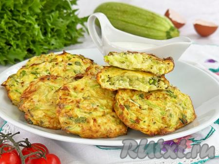 Вкусные, аппетитные, нежные оладьи, приготовленные из кабачков в аэрогриле, подать к столу со сметаной.&nbsp;