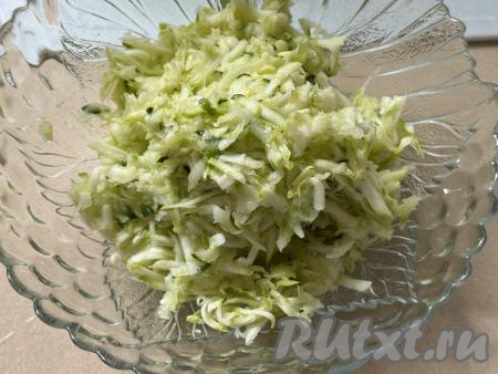 Отжать лишний сок из натёртого кабачка, для этого нужно натёртую кабачковую массу брать частями в руку и тщательно отжимать от лишнего сока, складывая отжатую массу в отдельную миску. Выделившийся при этом сок нам не понадобится.&nbsp;