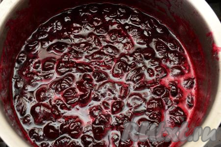 Варить вишнёвое варенье без косточек, иногда перемешивая, на небольшом огне 5 минут. Затем убрать с огня, накрыть крышкой и оставить до полного остывания (у меня остыло варенье часа через 4).