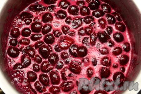 Довести варенье из вишни без косточек до кипения, уменьшить огонь до минимума, снять с поверхности пену.