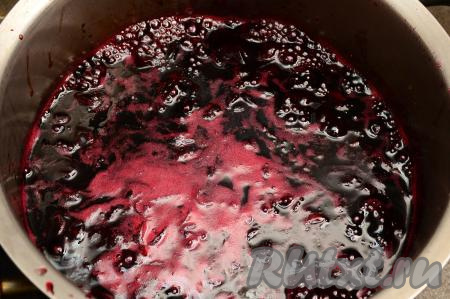 Иногда перемешивая варенье, довести до кипения, убрать пену и варить 5 минут на небольшом огне.&nbsp;