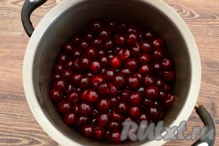 Вишню без косточек переложить в кастрюлю с толстым дном (или в другую посуду, в которой вы обычно готовите варенье).