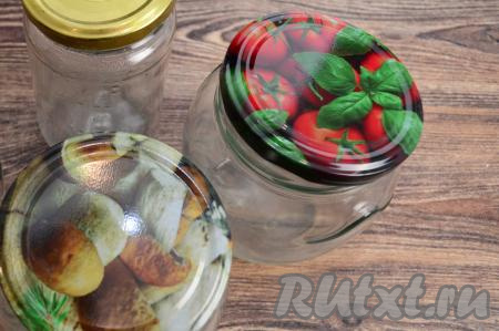 Пока варенье остывает, тщательно вымыть банки, простерилизовать их любым удобным способом, прокипятить крышки. Я использовала 2 банки объёмом по 0,5 литра и 1 банку объёмом 350 миллилитров. Банки я стерилизую в микроволновке, для этого вливаю в каждую баночку кипящую воду (вода должна заполнять банку на 1,5-2 сантиметра) и ставлю&nbsp;на максимальную мощность в микроволновку на 3 минуты, после этого достаю баночки из микроволновки, воду из них сливаю. Заранее кипячу крышки в течение минут 3-4 с момента закипания воды. Прикрываю простерилизованные банки прокипячёнными крышками.