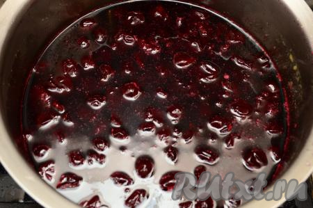 Кастрюлю с остывшим вареньем из вишни, не накрывая, поставить на огонь выше среднего. Перемешать, довести до кипения, время от времени перемешивая. С поверхности закипевшего варенья убрать пену, варить на небольшом огне 5 минут, не забывая периодически перемешивать. Затем снова убрать с огня, накрыть крышкой, оставить до полного остывания.
