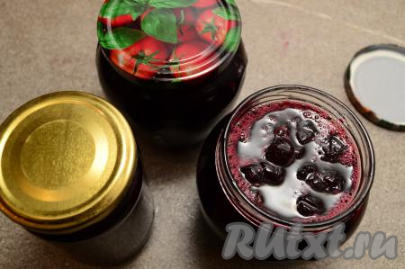 Горячее варенье "Пятиминутка" разлить по подготовленным банкам, сразу закрутить (или закатать) подготовленными крышками. Вначале варенье кажется даже жидковатым, но в процессе остывания оно становится достаточно густым. Из предложенного количества ингредиентов&nbsp;получается примерно 1 литр 350 миллилитров варенья из вишни без косточек.